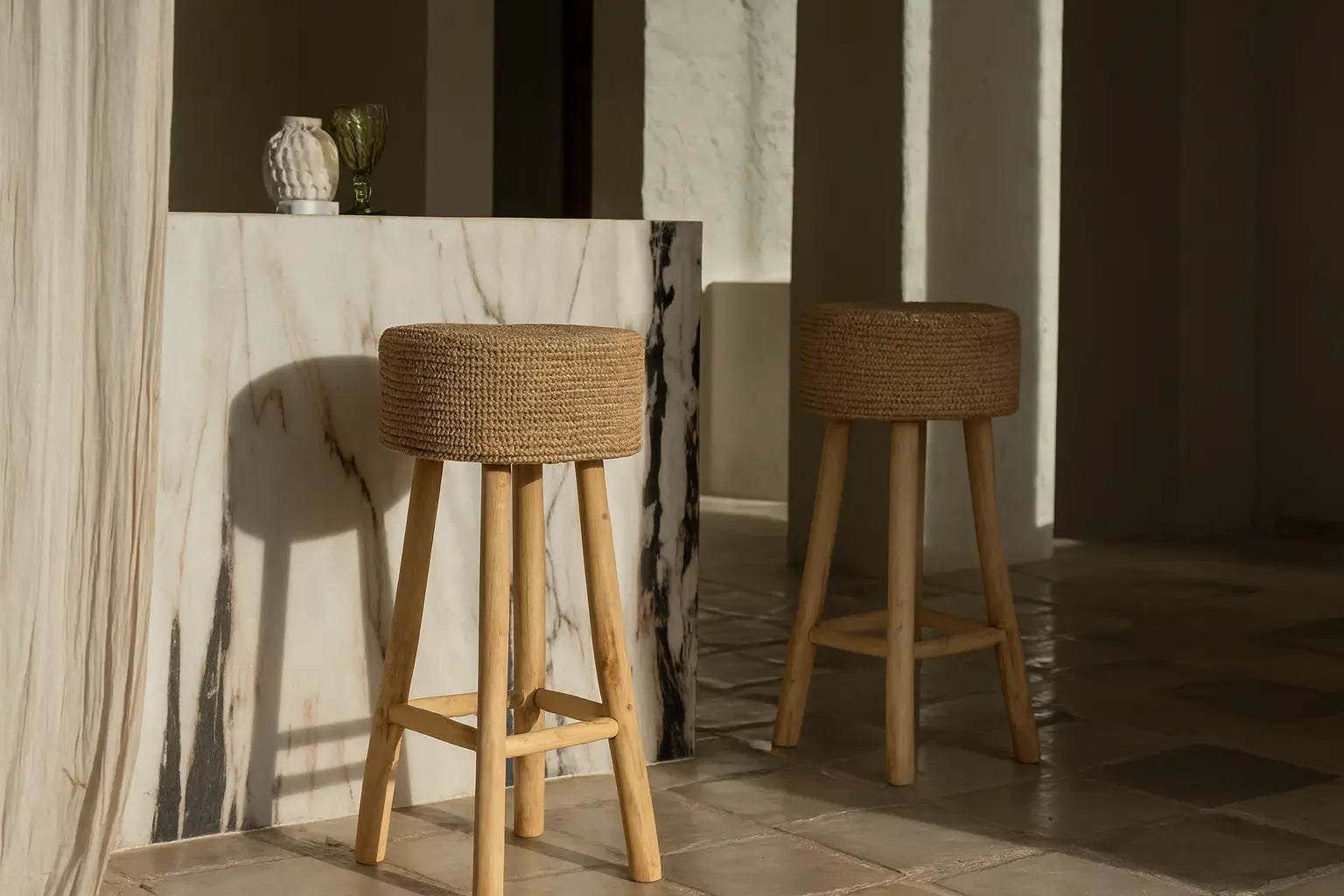 Chaises hautes de bar devant un comptoir