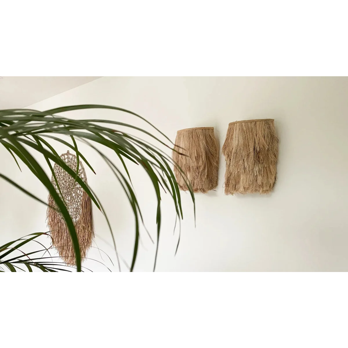 Applique murale en abaca tressé naturel avec franges et motifs de tissage mural