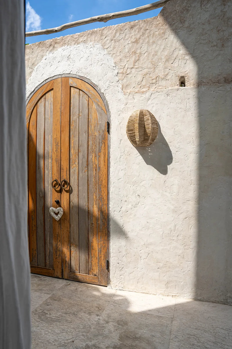 Porte en bois rustique arquée pour Applique murale en raphia plié 40 cm naturelle