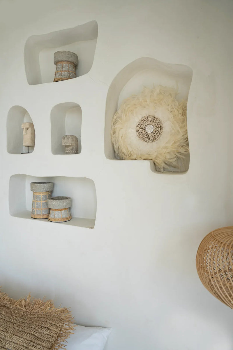 Mur blanc avec niches décoratives pour Bougeoir en terre cuite et rotin gris béton