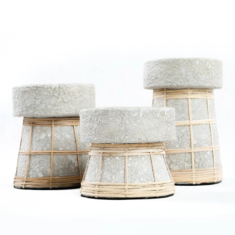 Trois tabourets texturés gris et tan pour le bougeoir en terre cuite et rotin gris béton 12 cm