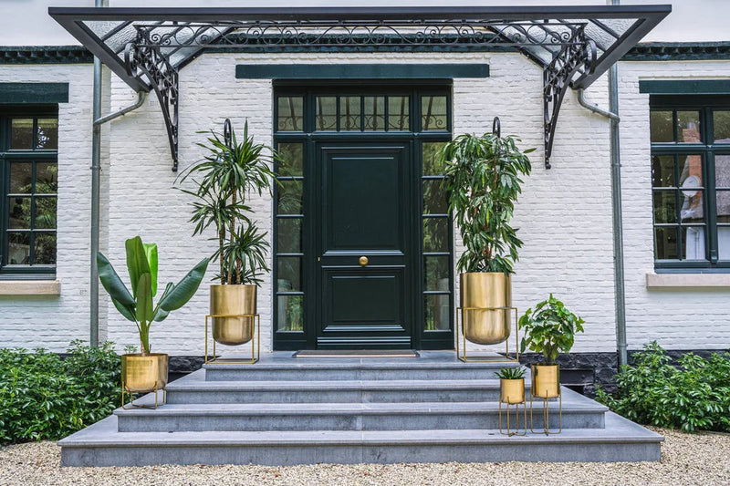 Entrée d’une maison élégante avec grands cache-pots en laiton sur support XL