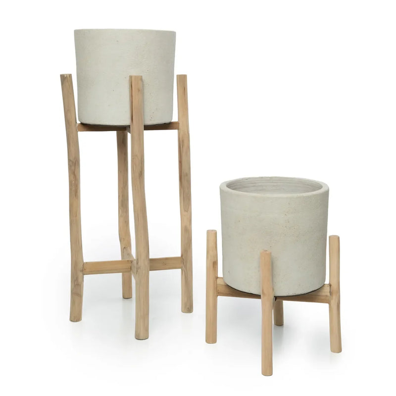 Deux cache-pots en terre cuite et teck sur des supports en bois, H36 cm béton naturel