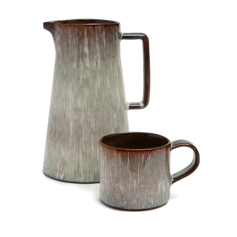 Pichet et tasse en céramique artisanale à bord marron pour la table