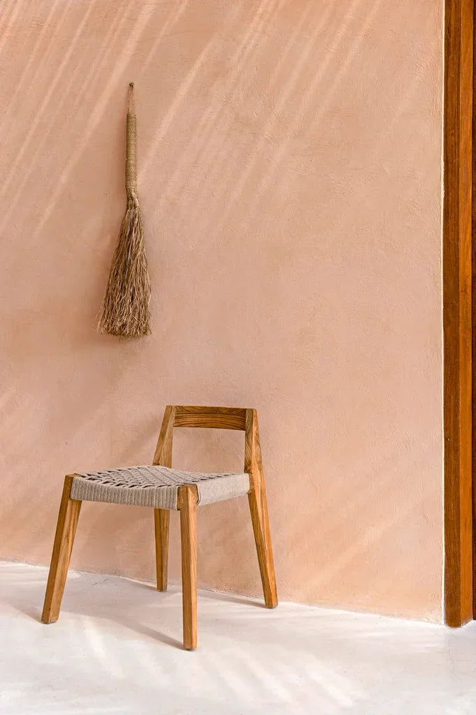 Chaise en bois recyclé avec siège tissé pour salle à manger