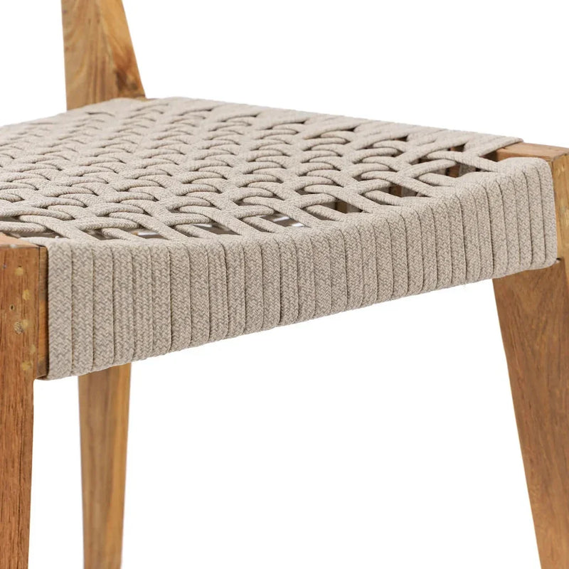 Chaise en bois recyclé avec siège tissé pour salle à manger, gros plan siège