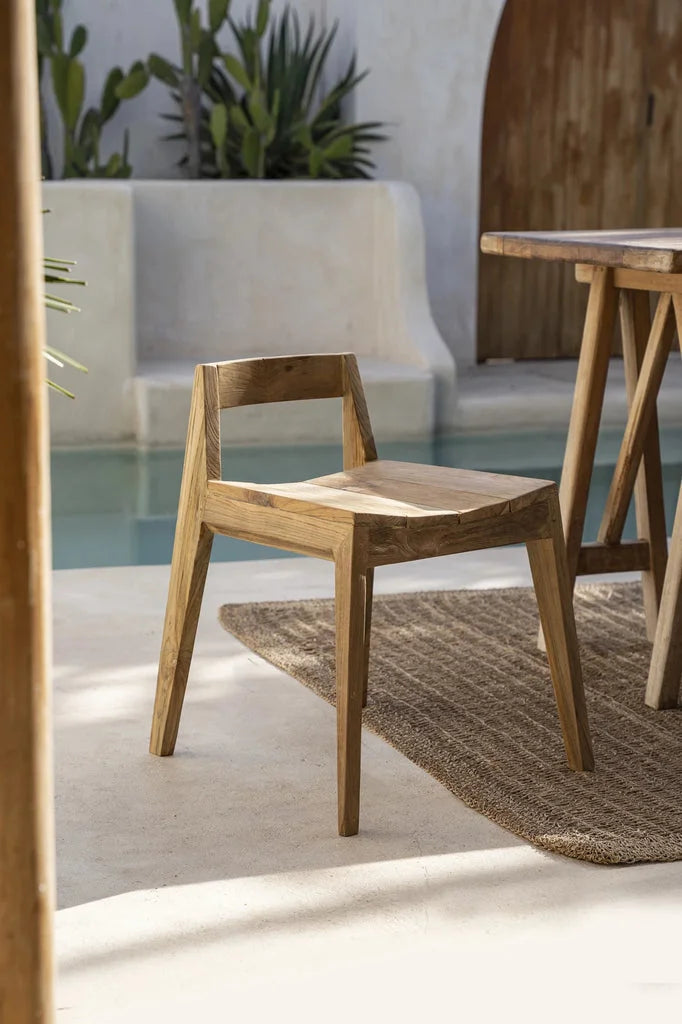 Chaise en bois au design simple adaptée à la salle à manger et à l’extérieur
