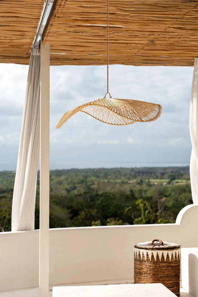 Suspension en bambou tissé et ondulé pour une ambiance naturelle et chaleureuse