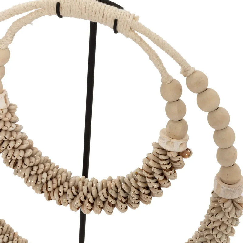 Collier naturel avec coquilles Cowrie et perles en bois sur support élégante