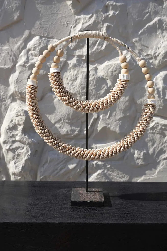 Deux colliers en coquillage sur un support pour le collier à double coquillage Naturel