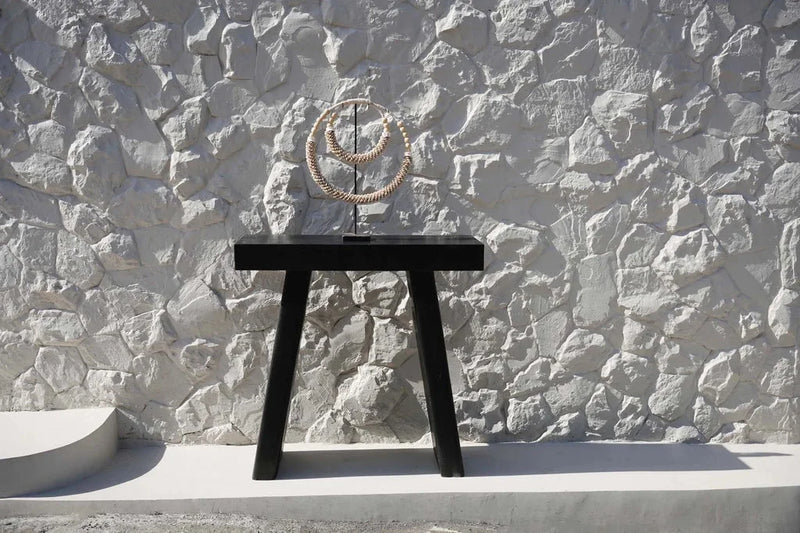 Table d’appoint en bois noir avec colliers décoratifs en coquillage pour Le collier à double coquillage sur support Naturel