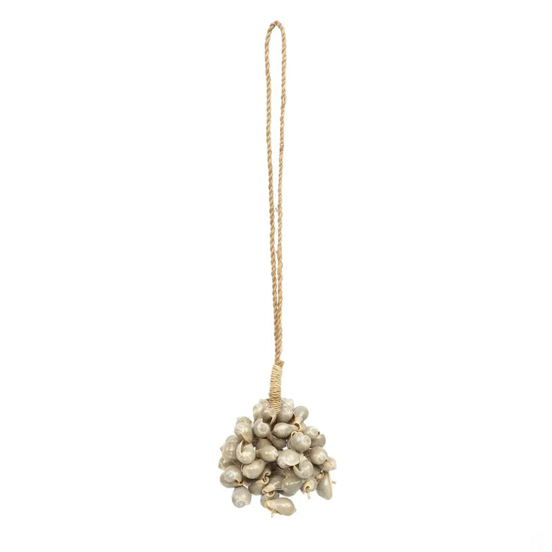 Seashell cluster suspendu ducorde en jute pour la décoration La Coquille Grise à Pompon