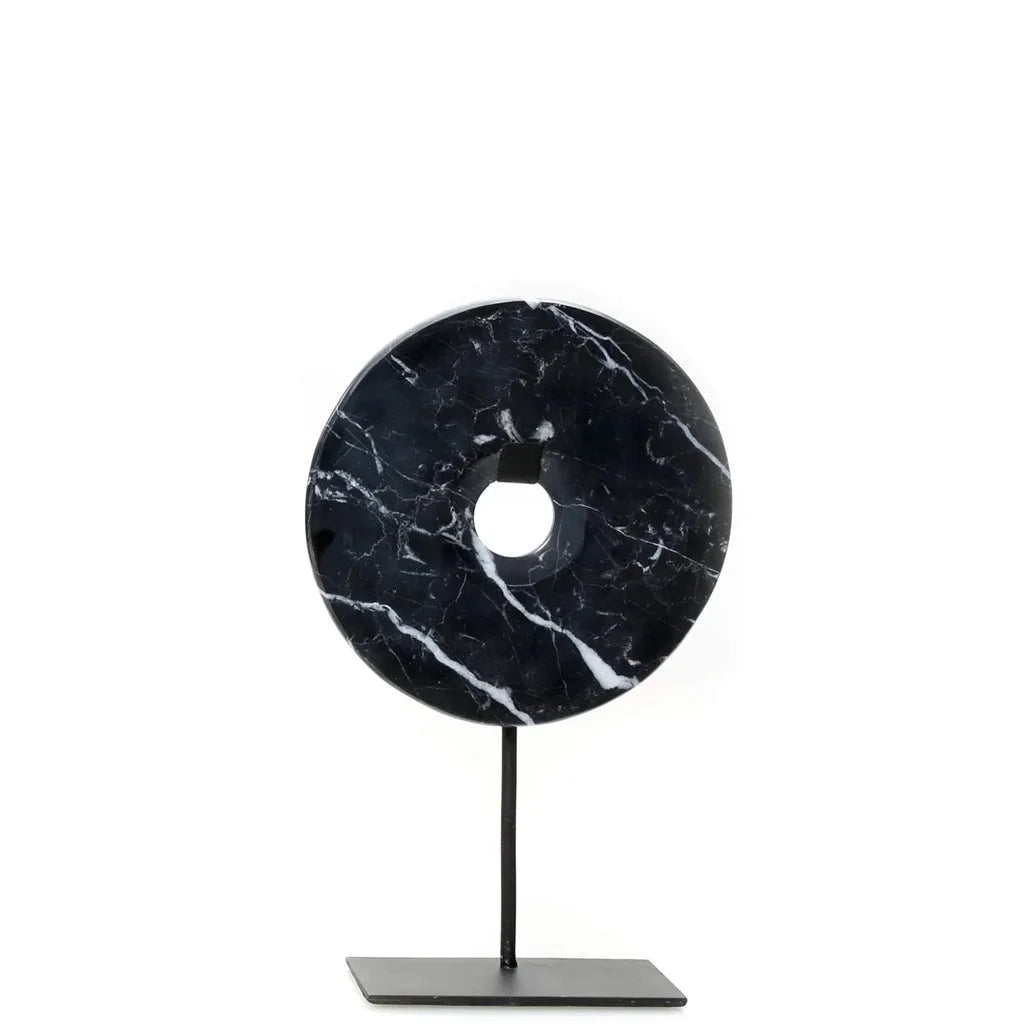 Sculpture en disque de marbre noir sur support métallique pour décoration moderne