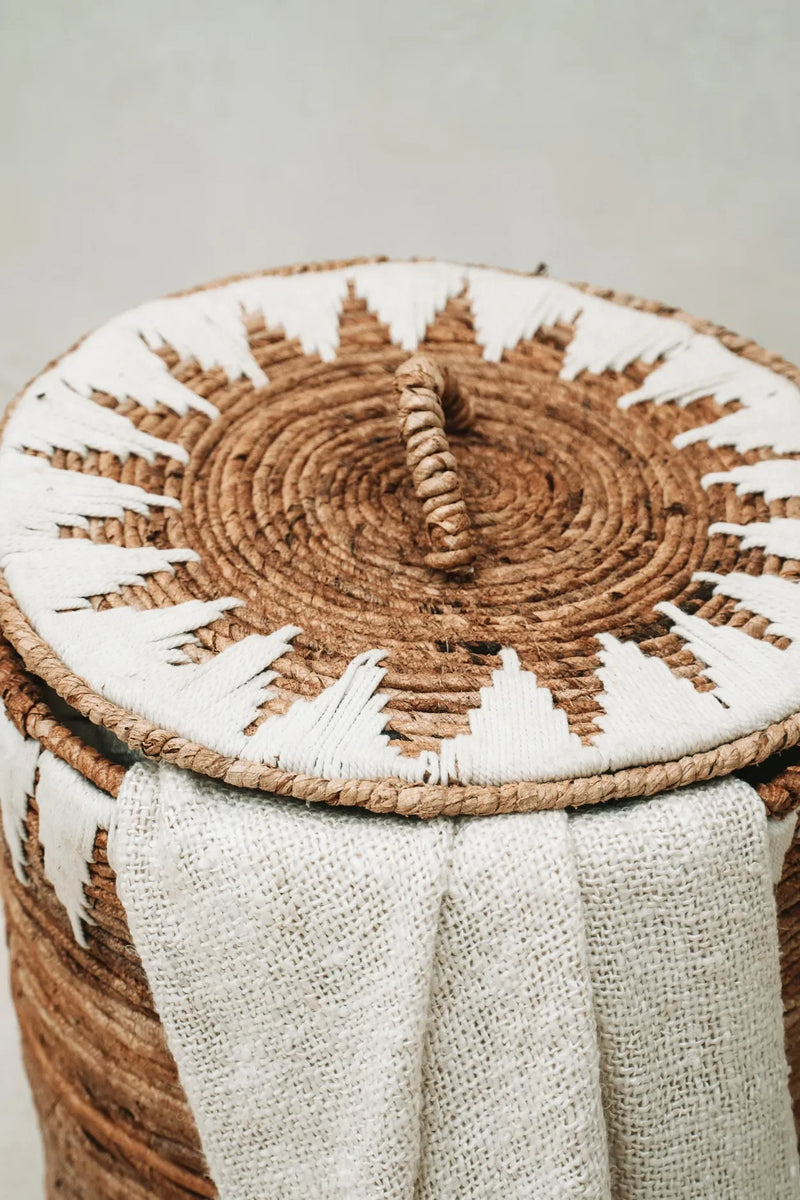 Panier à linge en feuille de bananier tressée avec couvercle et accents géométriques blancs