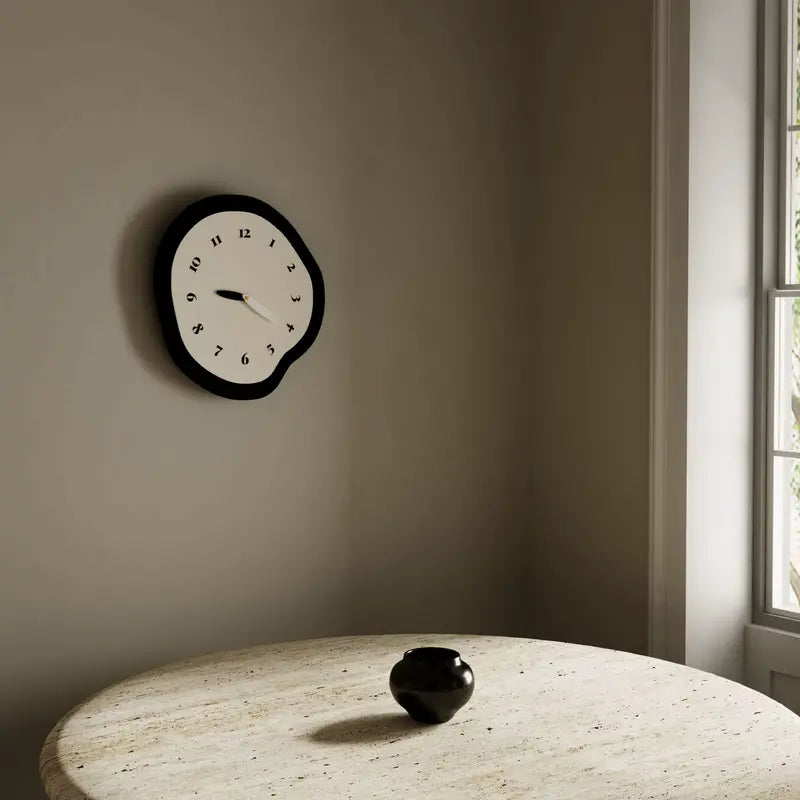 Horloge bohème chic minimaliste dans un salon