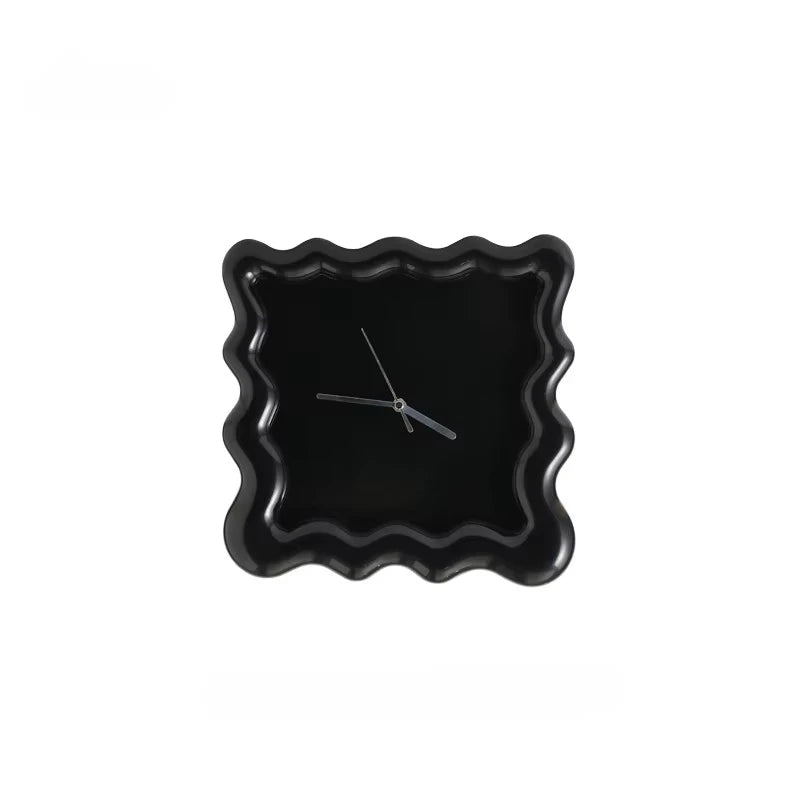 Horloge ondulée noire au design moderne et élégant.