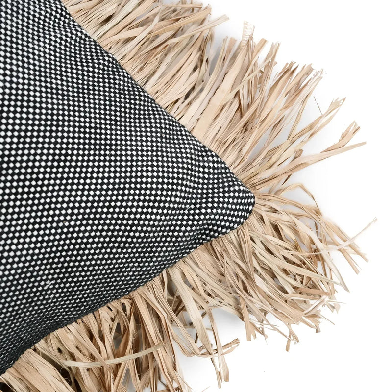 Housse de coussin coton et raphia noir naturel 30x50 avec motif noir et blanc et franges en raphia