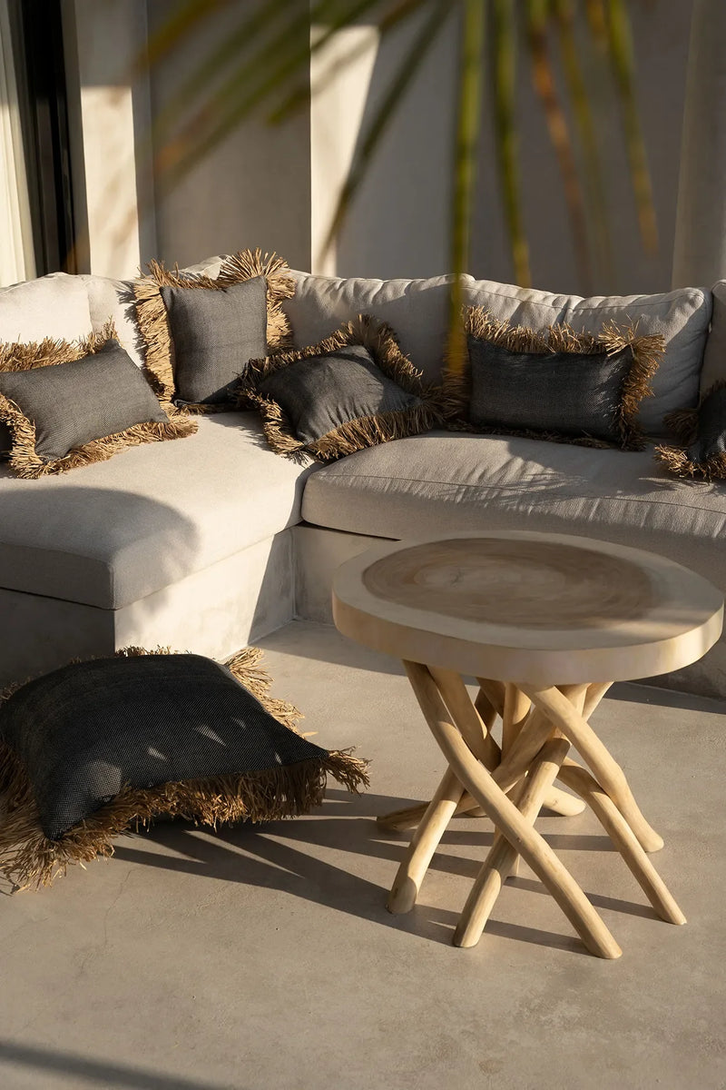 Housse de coussin coton et raphia noir naturel 30x50 sur canapé blanc avec coussins fringés