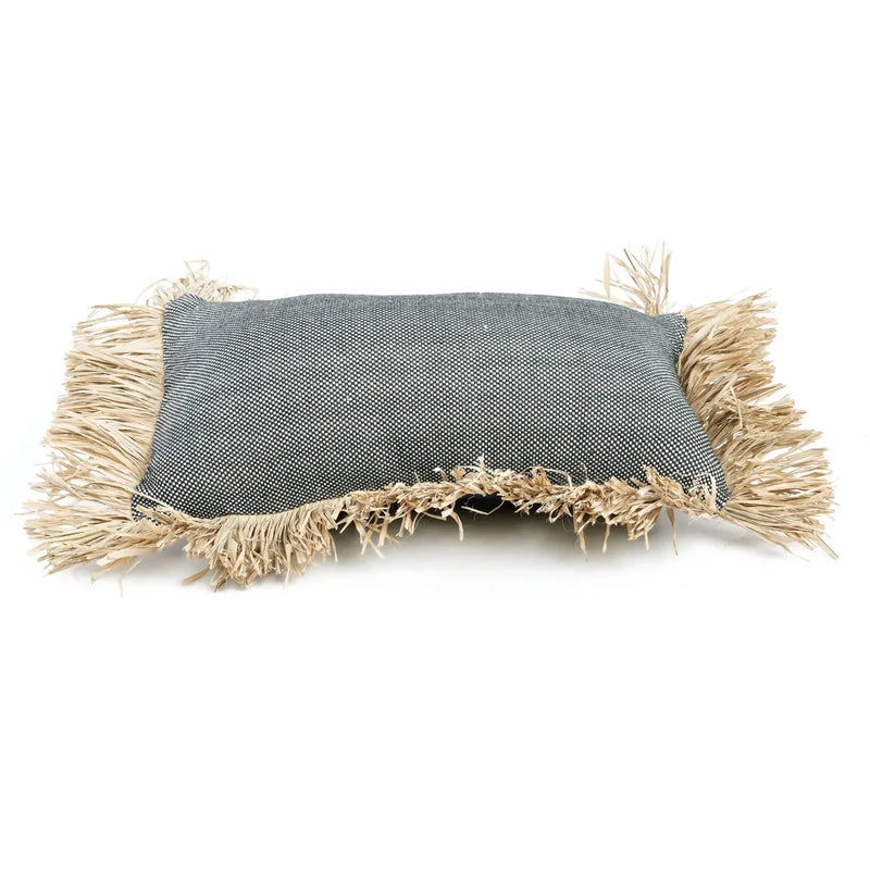 Housse de coussin en coton et raphia noir naturel avec pillow rectangulaire gris à franges