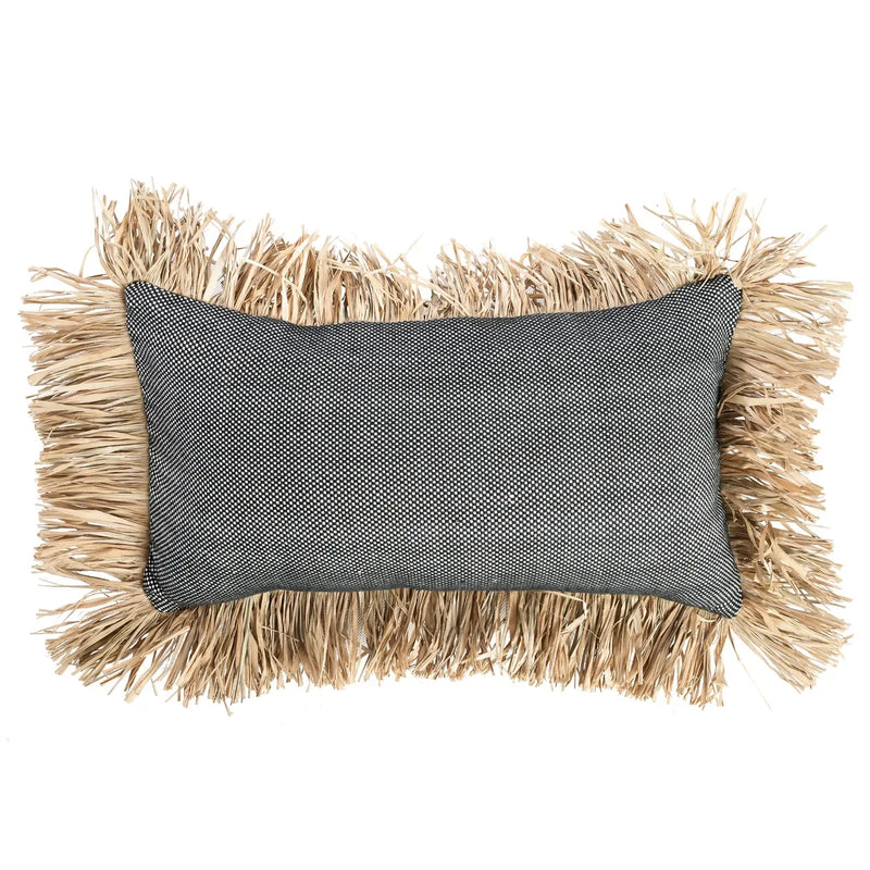 Oreiller rectangulaire gris avec frange en raphia pour décoration naturelle 30x50