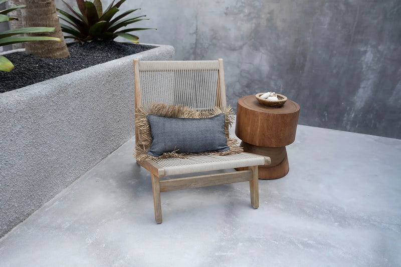 Chaise en osier avec coussin gris et housse en coton et raphia noir naturel 30x50