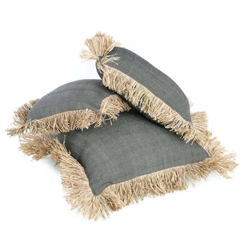 Trois coussins gris à franges dans la housse en coton et raphia noir naturel 30x50