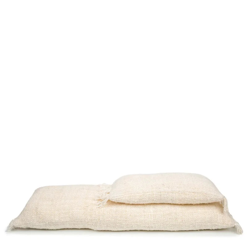Deux coussins texturés hors blanc de la housse Oh My Gee Crème 35x100