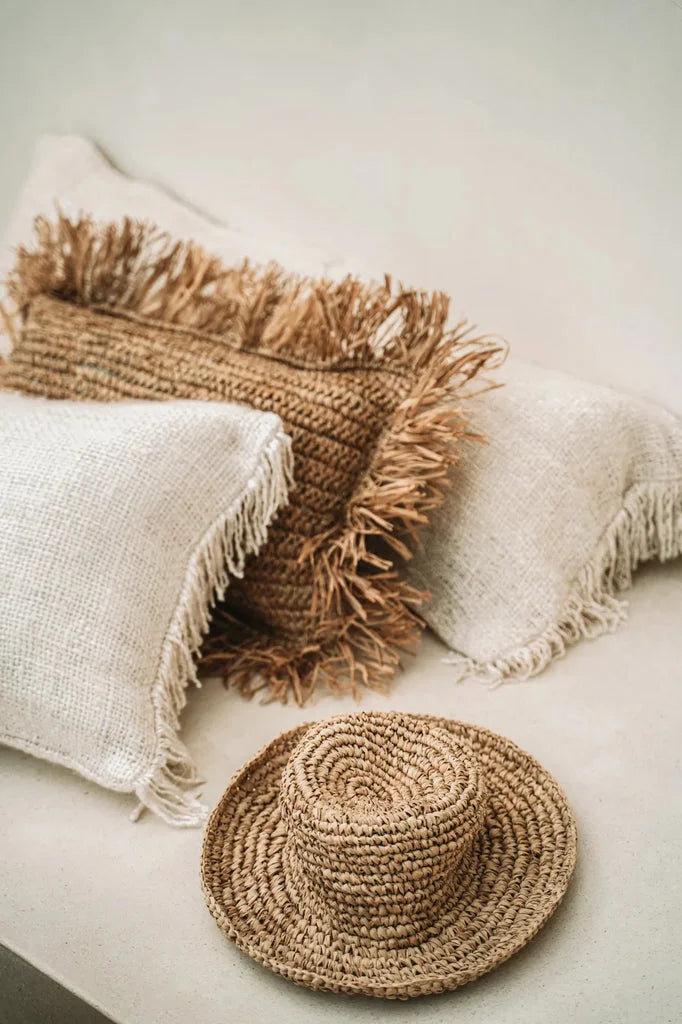 Chapeau en paille tressée associé à La housse de coussin Oh My Gee - Crème - 35x100