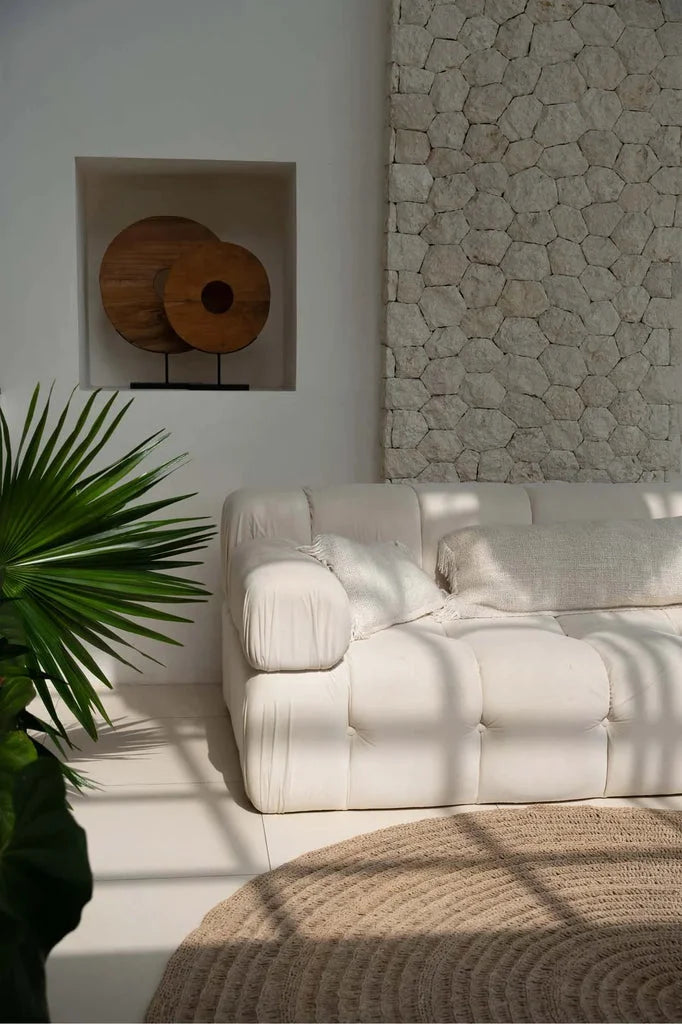 Sofa blanc et rembourré avec housse de coussin Oh My Gee crème 40x40