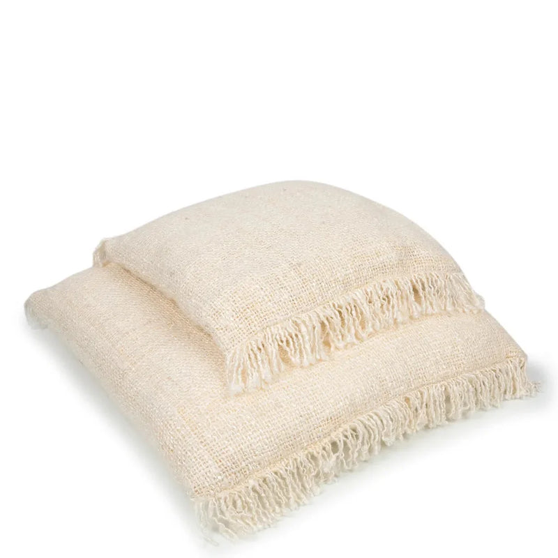 Deux coussins texturés à franges crème de La housse de coussin Oh My Gee 40x40