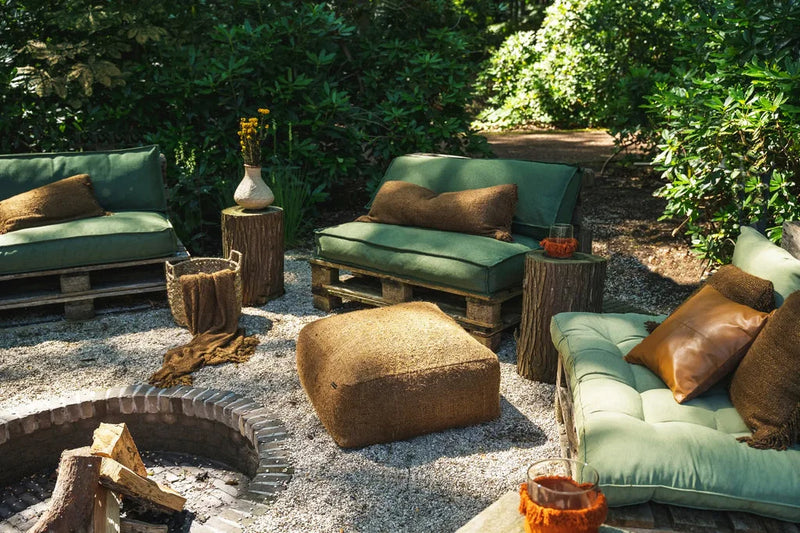 Espace de vie extérieur avec La housse de coussin Oh My Gee Marron 35x100_40