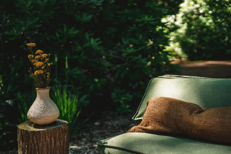 Vase rustique avec fleurs jaunes dans le cadre du coussin Oh My Gee Marron