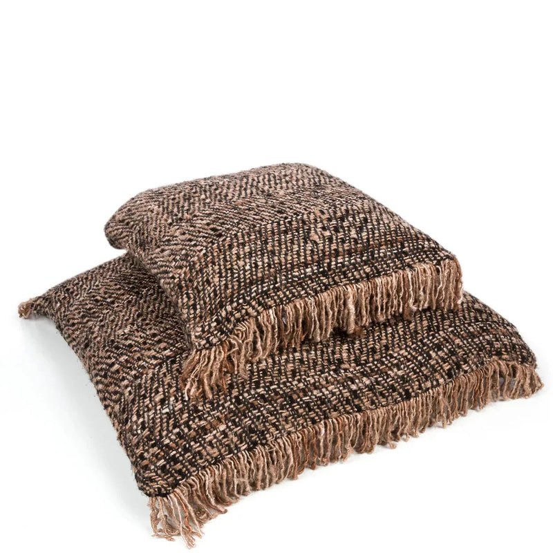 Deux coussins frangés marron et beige de la housse Oh My Gee - Noir Cuivre
