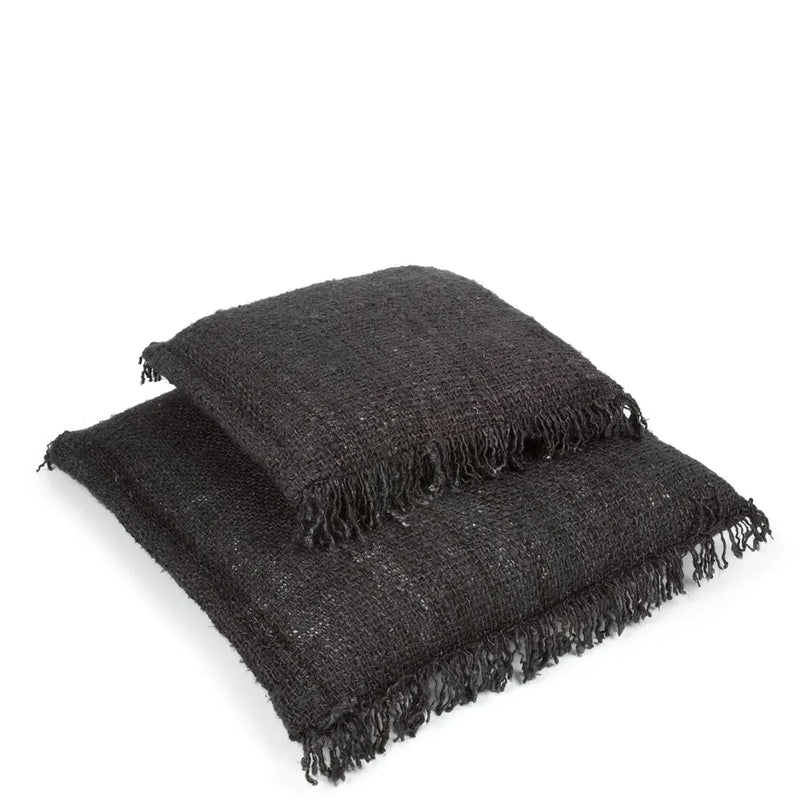 Deux coussins noirs à franges du produit La housse de coussin Oh My Gee - Noir Marine