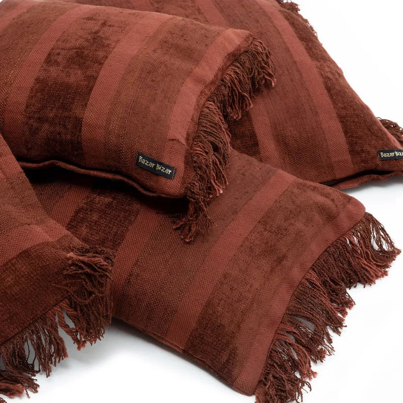 Coussins décoratifs rayés marron avec franges pour un style élégant