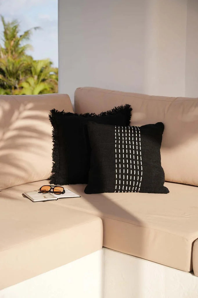 Deux coussins noirs décoratifs de La Housse de Coussin Pleine Lune
