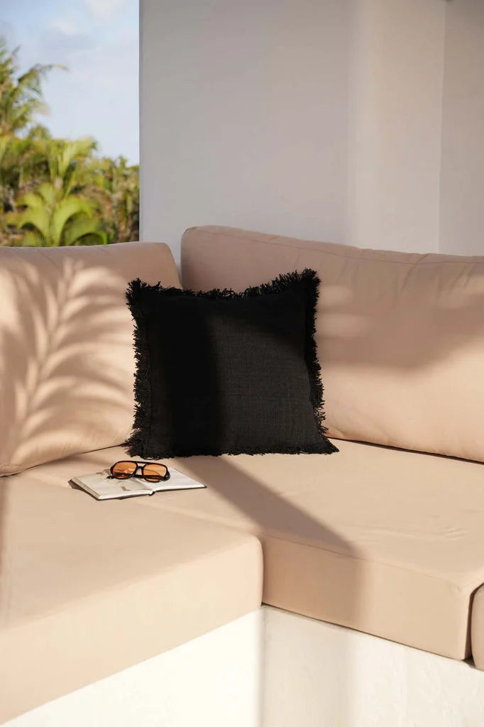Coussin noir à franges de la collection La housse de coussin pleine lune