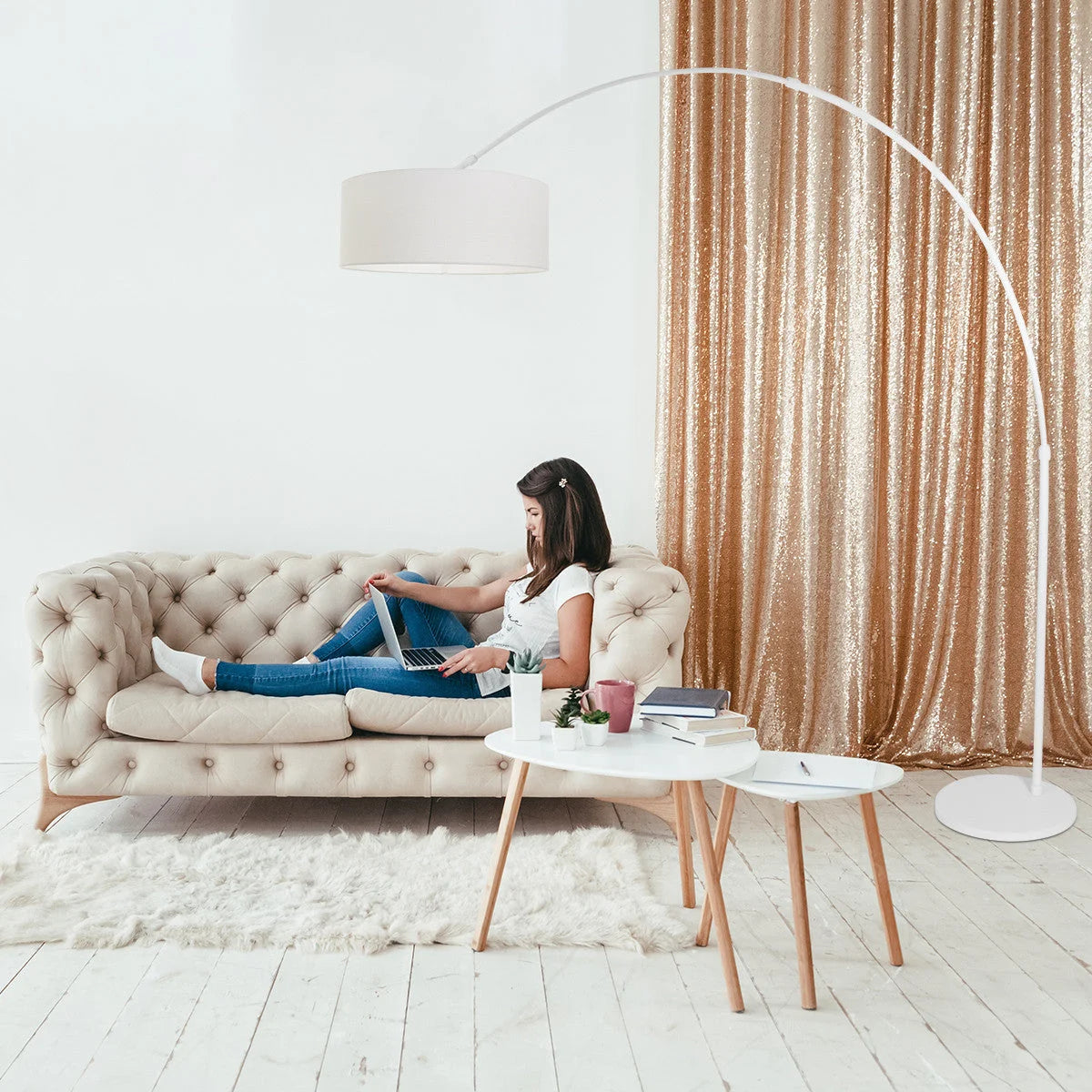 Lampadaire arc blanc en métal avec abat-jour tambour, hauteur 240 cm