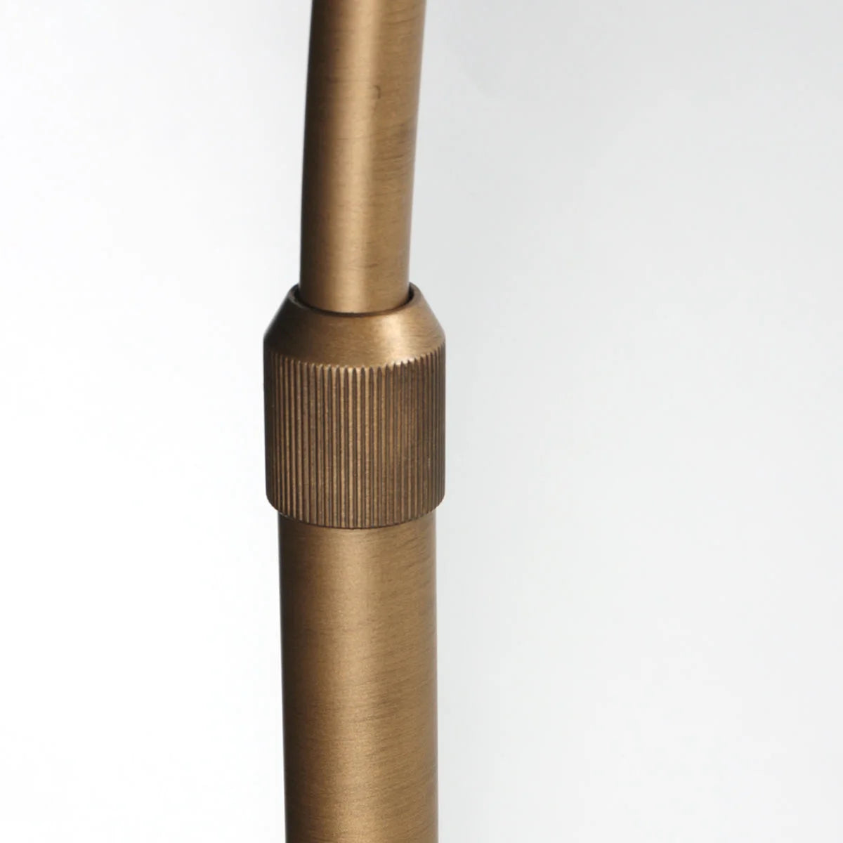 Poteau en métal doré avec joint ajustable pour lampadaire arc en métal doré