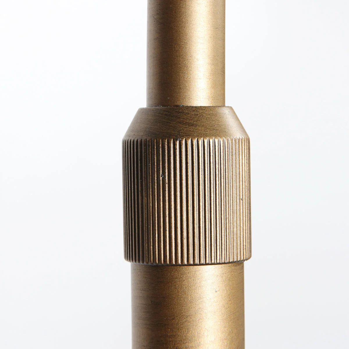Tige en métal bronzé avec section rainurée et striée pour Lampadaire arc en métal doré