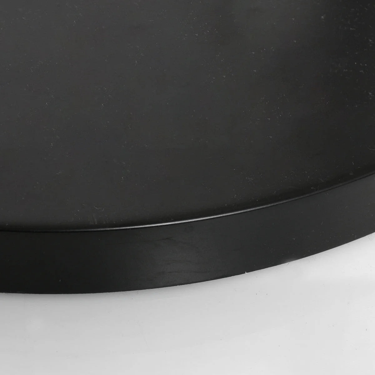 Plateau rond noir avec bord argenté pour lampadaire arc en métal blanc H240 cm