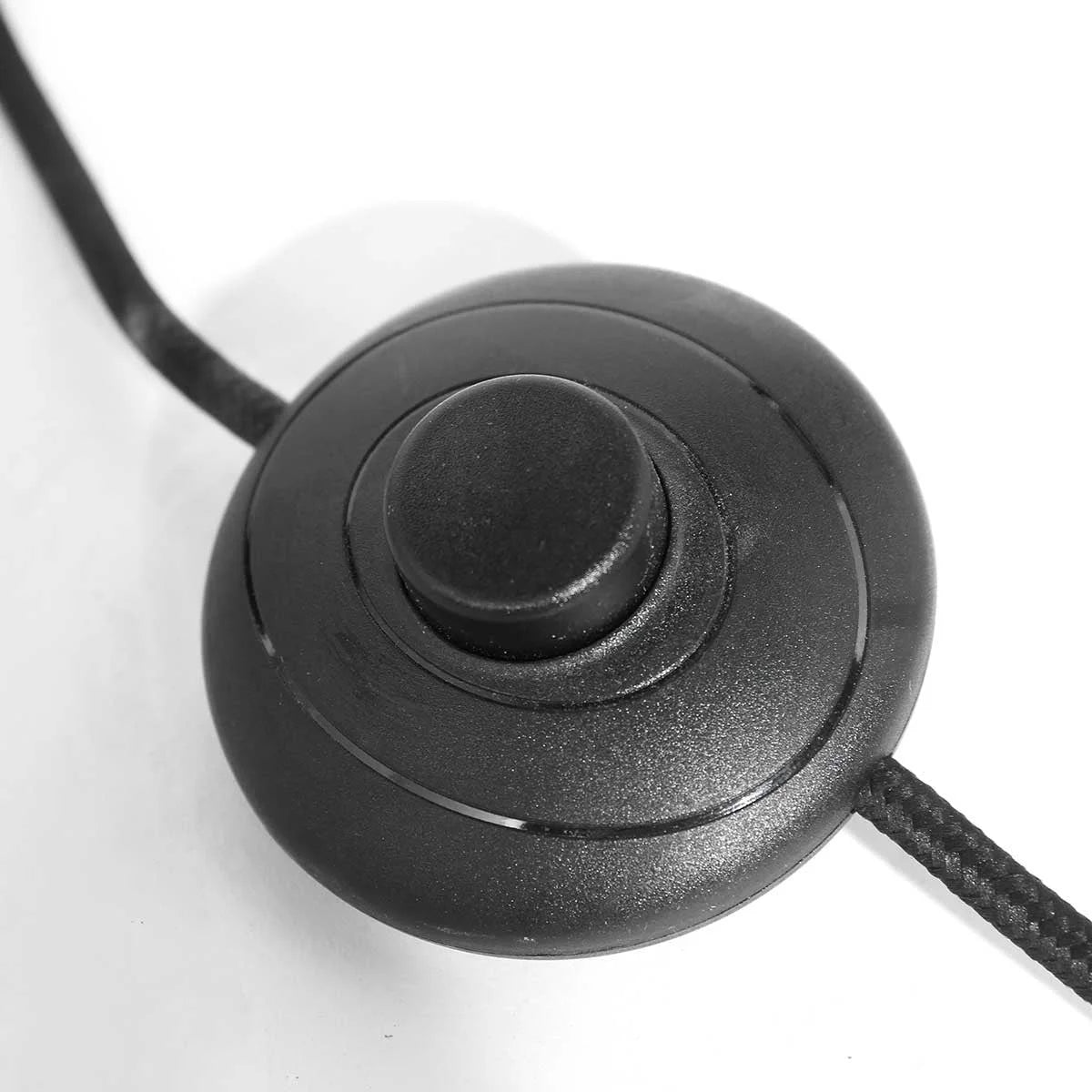 Ampoule noire avec interrupteur au pied pour lampadaire en bois noir et abat-jour en raphia