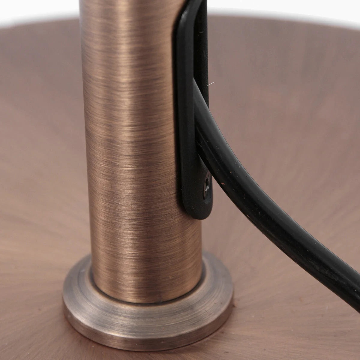 Lampadaire liseuse en métal bronze brossé avec bras articulé et clip pour cordon noir