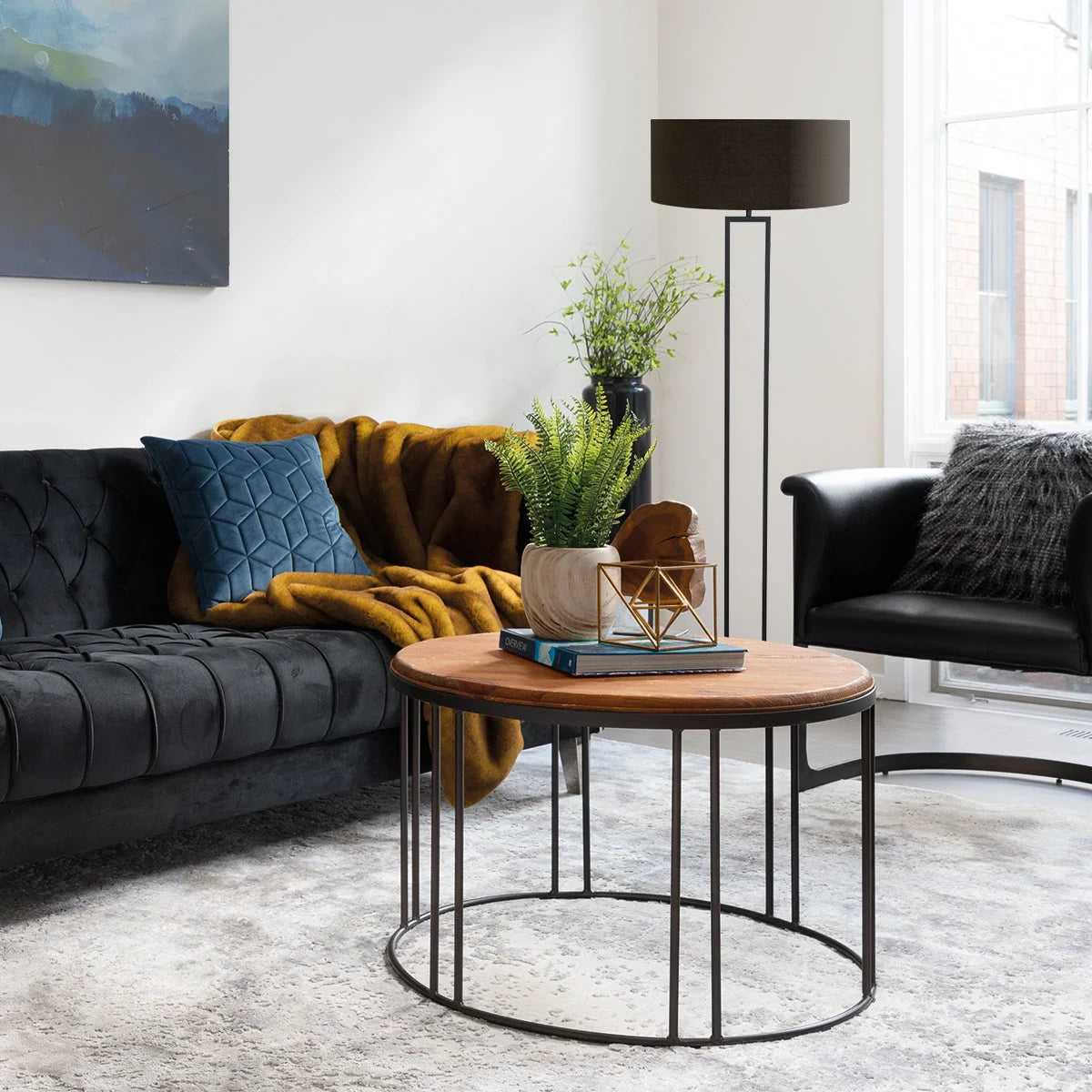 Table basse ronde en bois avec base en cage métallique noire et abat-jour tissu noir doré