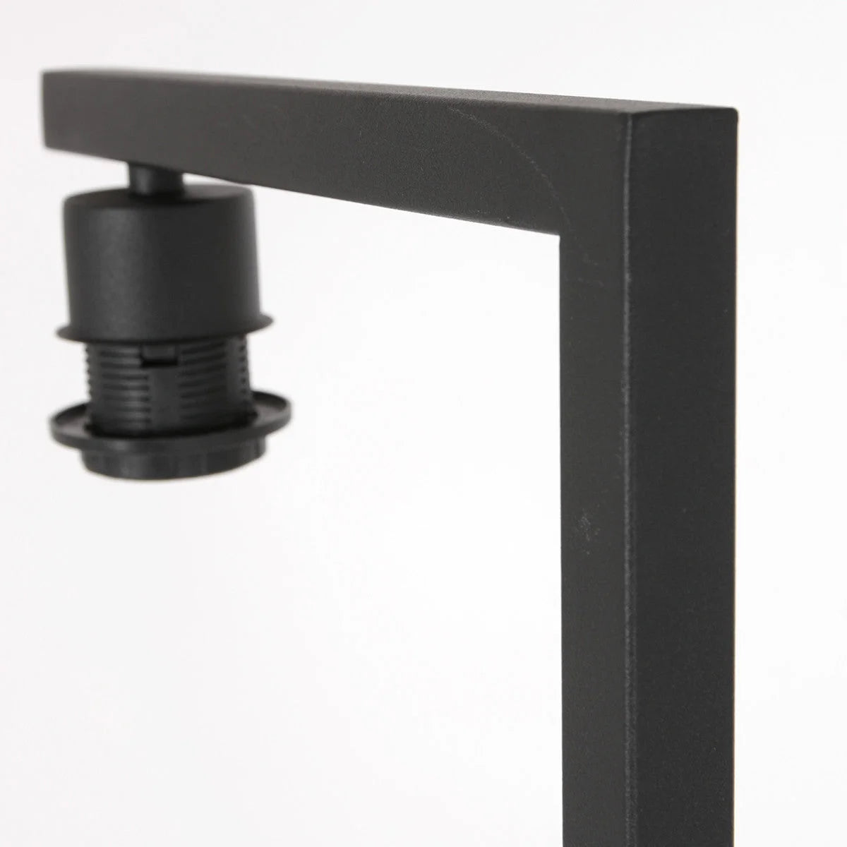 Lampe noire en métal avec abat-jour tressé naturel et socket noir exposé