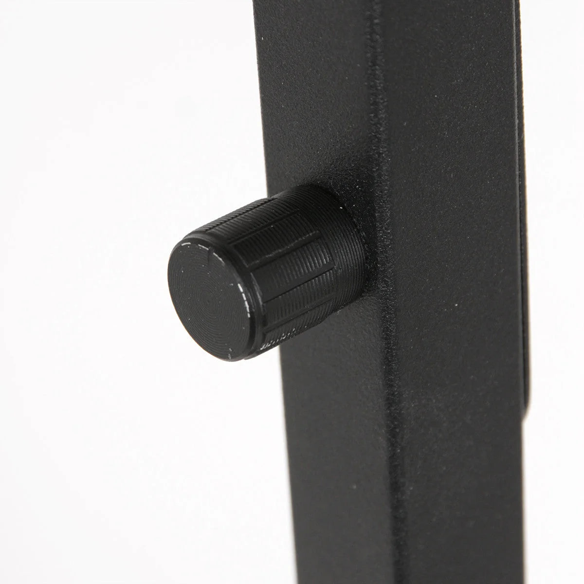 Bouton en plastique noir avec côtés rainurés inséré dans un cadre en métal noir pour Lampadaire métal noir abat-jour tressé naturel H160 cm
