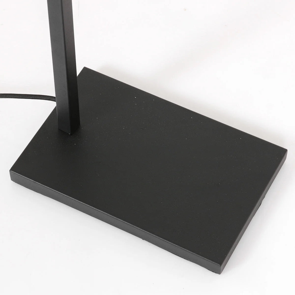 Base de lampadaire en métal noir avec support vertical et cordon électrique