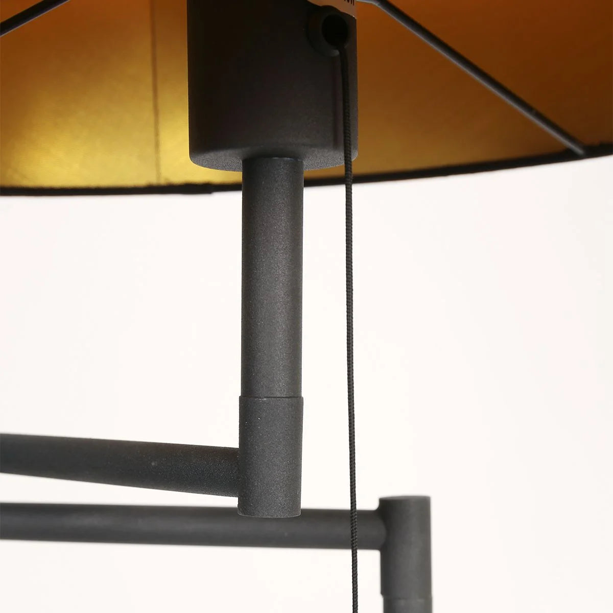 Lampadaire métal noir mat avec abat-jour conique or intérieur, hauteur 154 cm