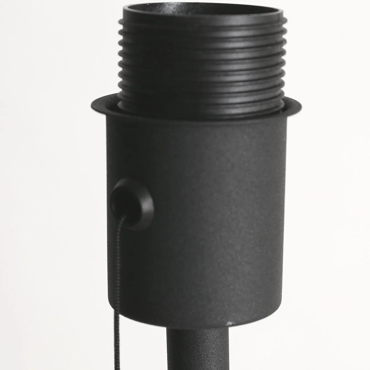 Support de lampe noir mat avec interrupteur à chaîne et abat-jour conique doré
