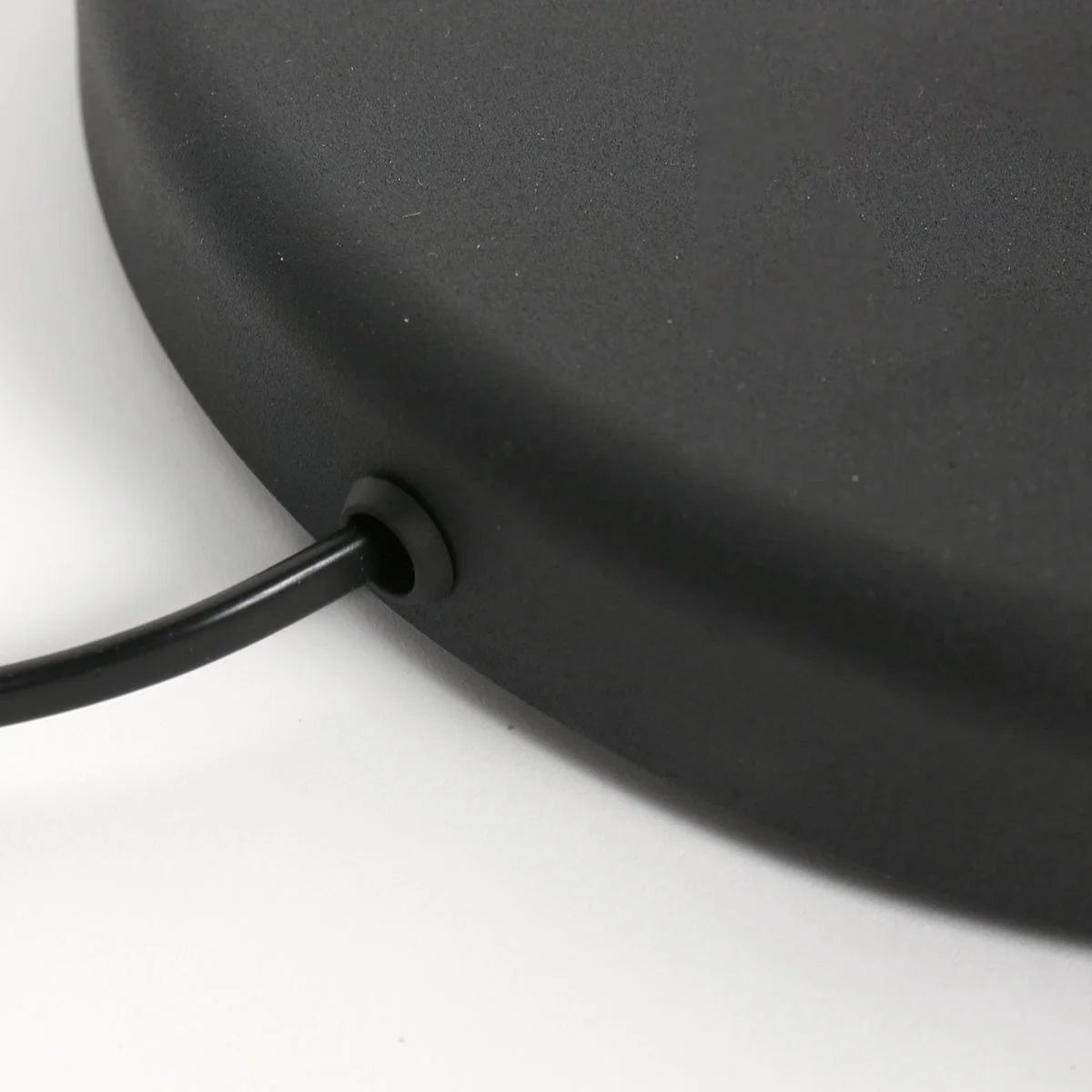 Cordon d’alimentation noir entrant dans un appareil mat avec grommet, Lampadaire métal noir mat